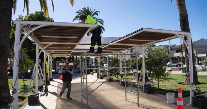 Villa Alemana impulsa techumbres en pérgolas del Parque Cívico Belén para fortalecer a emprendedoras locales