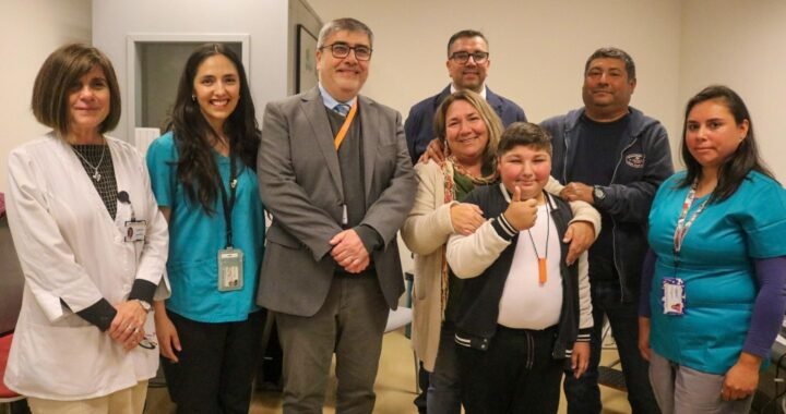 Agustín vuelve a escuchar gracias al primer implante auditivo óseo en convenio JUNAEB–Hospital Fricke