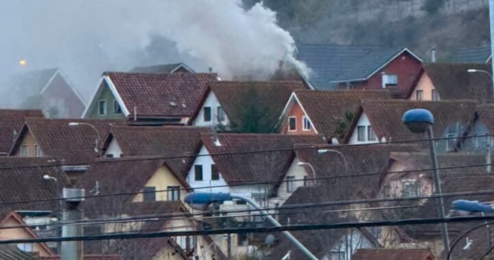Incendio estructural moviliza unidades de emergencia en Villa Alemana