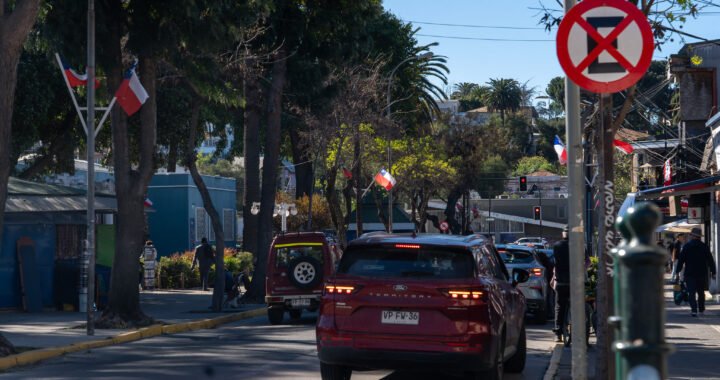 Quilpué se viste de rojo, blanco y azul con 1500 banderas para recibir las Fiestas Patrias